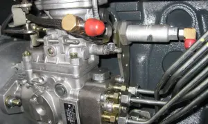 Pompe d'injection diesel Bosch, pièce maîtresse pour la durée de vie pompe injection diesel. Tubes métalliques et raccords visibles.