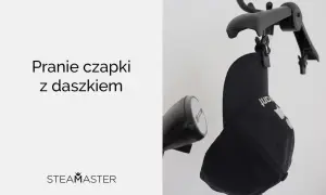Jak prać czapkę z daszkiem? Czarna czapka zawieszona na wieszaku, obok parownica.