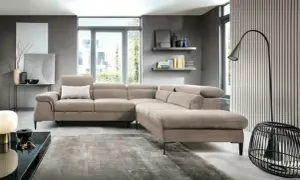 Nowoczesny salon z beżową sofą i dywanem. Inspiracje szare ściany tworzą eleganckie tło dla minimalistycznych dodatków i sztuki.
