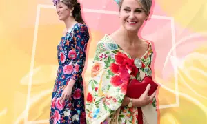 Dos mujeres con atuendos florales. Una luce un vestido azul con flores y la otra un mantón de Manila bordado con pájaros y flores.