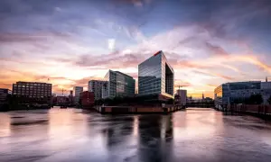 Spektakulärer Sonnenuntergang über Hamburgs moderner Architektur. Ein perfekter Ort für Fotospots Hamburg, mit Spiegelungen im Wasser.
