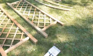 Pergola tarasowa DIY: Jak zbudować krok po kroku?