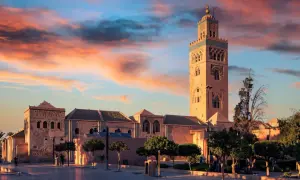 Zachód słońca nad meczetem Koutoubia w Marrakeszu. To miasto, gdzie leży ta wspaniała budowla, słynie z barwnych suków i tętniącego życiem placu Dżami al-Fana.