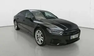 Eleganckie, czarne Audi A7 Sportback na jasnym tle. Sprawdź aktualną audi a7 cena i znajdź swój wymarzony samochód.
