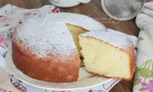 Torta soffice e profumata, preparata con 150 gr di yogurt greco. Perfetta per la colazione o la merenda.