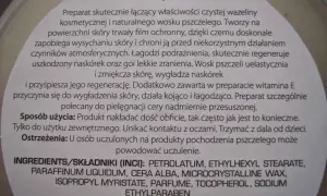 Wazelina kosmetyczna z woskiem pszczelim. Składnik: PETROLATUM. Doskonale chroni skórę, łagodzi podrażnienia i przyspiesza regenerację.