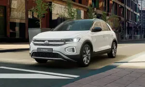 Biały Volkswagen T-Roc stoi na ulicy miejskiej, gotowy na kolejną przygodę.