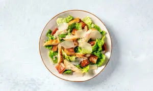 En läcker caesarsallad med kyckling, krutonger och parmesan. Ett perfekt caesarsallad recept för en snabb lunch.
