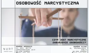 Dłoń sterująca marionetką symbolizuje narcyzm. Plakat pyta: "Czym jest narcystyczne zaburzenie osobowości?".