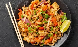 Pyszny pad thai przepis z tofu, warzywami i makaronem ryżowym. Idealny na szybki obiad.