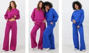 Trzy kobiety prezentują zestawy dresowe w kolorach fuksji i niebieskiego. Sportowa elegancja w nowoczesnym wydaniu.