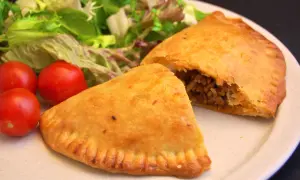 Gyldene piroger med kjøttfyll, servert med frisk salat og cherrytomater. Et deilig pirog recept!