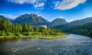 Malowniczy Dunajec w Pieninach, idealne miejsce, gdzie na weekend w Polsce. Góry, lasy i rzeka tworzą bajkowy krajobraz.