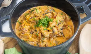 Ein **schneller Filettopf** aus dem **Backofen**, cremig mit Pilzen und Speck, garniert mit Petersilie.