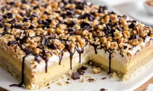 Ein köstlicher "friss dich dumm Kuchen" mit Schokoladenglasur, Nüssen und Schokostückchen. Ein wahrer Genuss für Naschkatzen!
