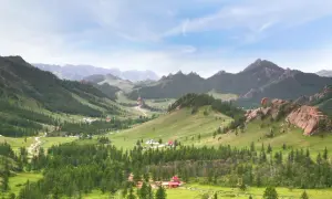 Grüne Hügel, Nadelwälder und Felsformationen prägen diese weite mongolische Landschaft. Kleine Gehöfte und Jurten sind in der Ferne zu erkennen.