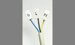 Drei Kabelenden mit Markierungen: N (blau), L (schwarz) und PE (grün-gelb).
