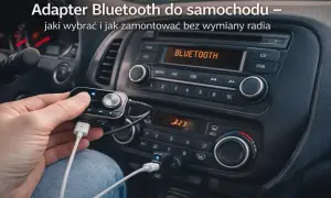 Ręka trzyma transmiter Bluetooth, podłączony do gniazda zapalniczki. Dowiedz się, jak połączyć telefon z transmiterem przez bluetooth w samochodzie.