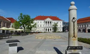 Rynek w Kielcach, z ratuszem w tle. Idealne miejsce na relaks i odkrywanie kielce atrakcje dla dorosłych, np. w jednej z kawiarni.