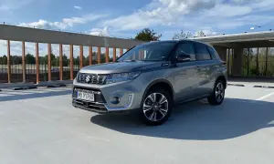 Szary Suzuki Vitara na parkingu. Zastanawiasz się, jaki silnik najlepszy do tego modelu?