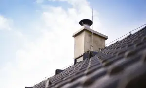 Nowy wkład do komina na dachu, gotowy do odprowadzania spalin.