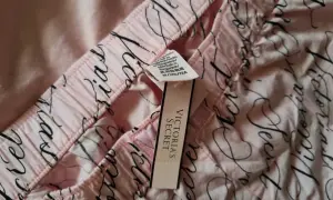 Piżamy Victoria's Secret: Przewodnik po rozmiarach, modelach i cenach