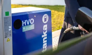 Tankning av HVO-bränsle. Trots att det finns få hvo100 nackdelar, är det viktigt att fordonet är godkänt för detta bränsle.