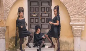 Tres mujeres con mantillas y abanicos negros, listas para bailar. ¡we love flamenco!