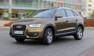 Brązowy Audi Q3 w ruchu miejskim. Kierowca zadowolony, potwierdzają to pozytywne audi q3 opinie.