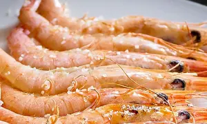 Gambas rosadas y jugosas, listas para cocer. Un plato sencillo y delicioso.