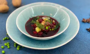 Herzhafte Suppe mit Rote Bete, Kartoffeln und Erbsen, garniert mit Dill.