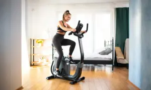 Rower stacjonarny: Jak trenować, by schudnąć i uniknąć kontuzji?