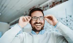 Jak włożyć szkiełko do okularów? Poradnik DIY i kiedy do optyka