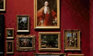 Galeria sztuki z obrazami w złotych ramach na czerwonej, wzorzystej ścianie. Widoczny portret mężczyzny w stroju z epoki, martwa natura z kwiatami i sceny rodzajowe. Różnorodność stylów ukazuje bogactwo nurtów w sztuce.