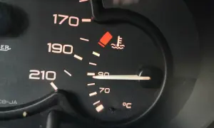 Wskaźnik pokazuje, że temperatura płynu chłodniczego jest bliska 90°C.