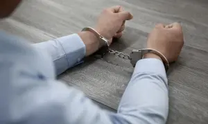 Ręce w kajdankach, symbol końca działalności zorganizowanej grupy przestępczej kk.