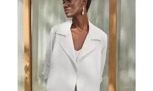 Elegancka biała marynarka Joseph Ribkoff, idealna do letnich stylizacji. Modelka prezentuje ją z subtelną bluzką.