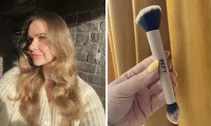 Une femme au teint lumineux pose à côté d'un pinceau REFY. Quel pinceau pour fond de teint choisir pour un fini naturel ?