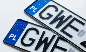 Dwie polskie tablice rejestracyjne z literami "GWE". Widoczny symbol Unii Europejskiej i oznaczenie "PL".