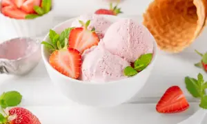 Un bol de glace à la fraise facile et rapide, garni de fraises fraîches et de menthe. Parfait pour une pause gourmande.