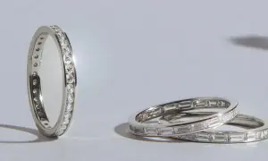 Anillos de oro blanco o plata con diamantes. ¿Cómo saber si es oro blanco o plata? Estos anillos son un ejemplo de cómo distinguir entre metales preciosos.