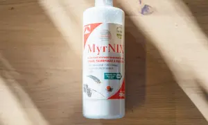 Flaska med MyrNIX, ett naturprodukt baserat på kiselgur, effektivt mot krypande skadeinsekter.
