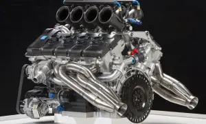 Potężny silnik Volvo 4.4 V8 Yamaha z czterema wlotami powietrza i błyszczącymi kolektorami wydechowymi.