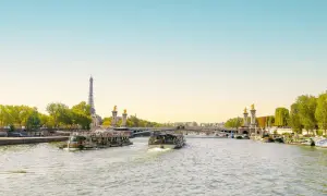 Båttur på Seine med Eiffeltornet i bakgrunden, en ikonisk vy av frihetsgudinnan Paris.