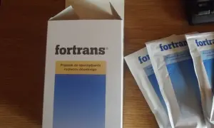 Opakowanie leku Fortrans i saszetki z proszkiem. Jak pić Fortrans? Instrukcja jest na opakowaniu.