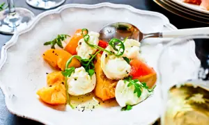 En krämig burrata med saftiga tomater och ruccola, perfekt för en gravid mage som längtar efter något gott.