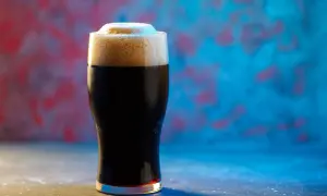 Un bicchiere di stout, birra scura dal gusto intenso. Il suo significato è robustezza e sapore deciso.