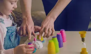 Samodzielne dziecko? Terapia ręki: gotowe zabawy w domu