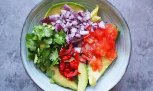 Guacamole w 5 minut: Prosty przepis, idealne awokado, zero brązowienia