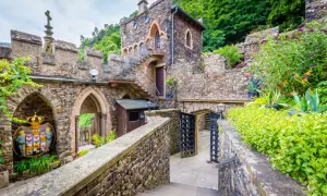 Versteckte Burg mit Wappen und Treppen, ein echter Geheimtipp für Bonn.